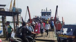 Safety Concerns At Borivali–Gorai Ro-Ro Jetty As Commuters Flag Staff Gaps & Narrow Access