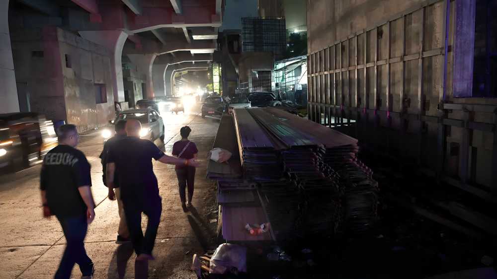 Temporary Lights Installed at Andheri Metro Station After Citizen Concerns